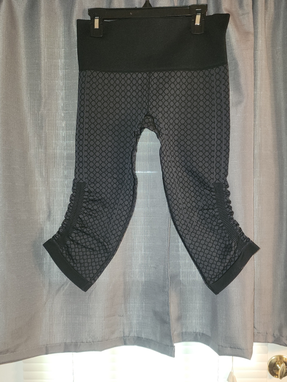 Lululemon Black Patterned Ruched Capri Leggings